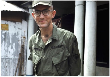 Chú thích của Steve Brown trên Flickr cá nhân của mình về bức ảnh: Đây là tôi, một anh lính. Lúc này tôi đang phục vụ ở sân bay Phú Bài (Huế). Tôi đã ở đây khoảng nửa năm trong quãng thời gian thực hiện nhiệm vụ ở Việt Nam. Đố bạn biết ai đã chụp bức ảnh này? Hãy xem bức ảnh tiếp theo, và bạn sẽ rõ.